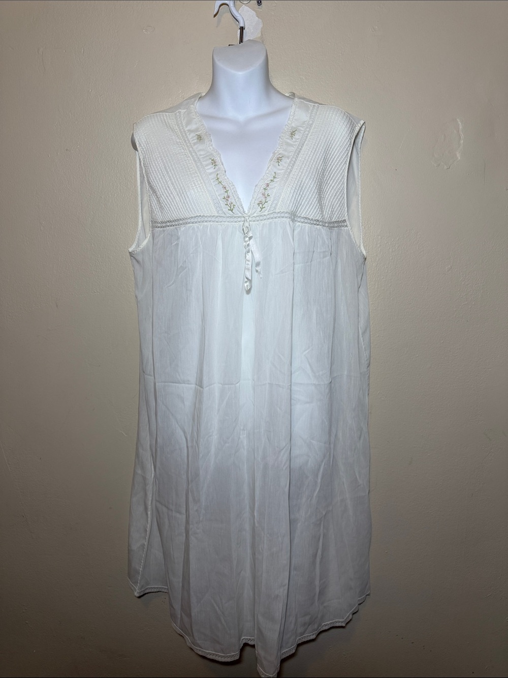 Women’s White Sleeveless Nightgown with Delicate Embroidery
